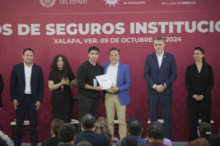 Docentes reciben justicia, tras 14 años Gobierno del Estado cumple deuda histórica y paga seguros