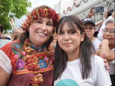 CLAUDIA SHEINBAUM RECONOCE A LA VERACRUZANA ÁNGELA OLARZARÁN