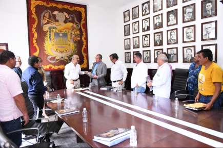 Recibe Ricardo Ahued a pescadores de Tamiahua