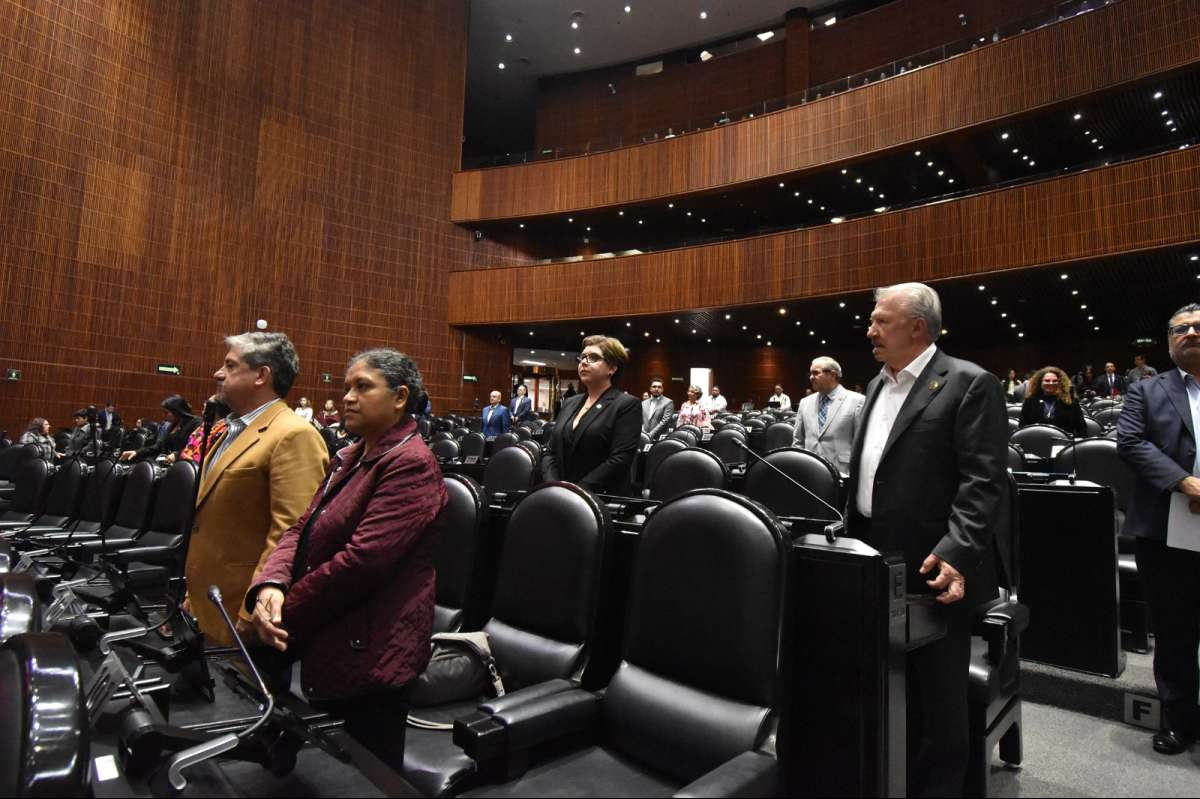 Diputadas y diputados guardan minuto de silencio por fallecimiento de maestras en Campeche   