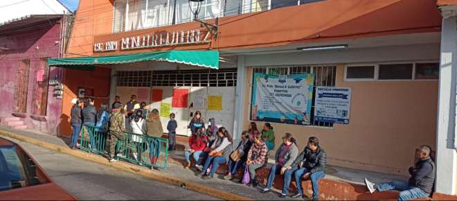 Padres de familia toman Escuela Primaria de Xalapa, piden la reubicación de menor agresiva  