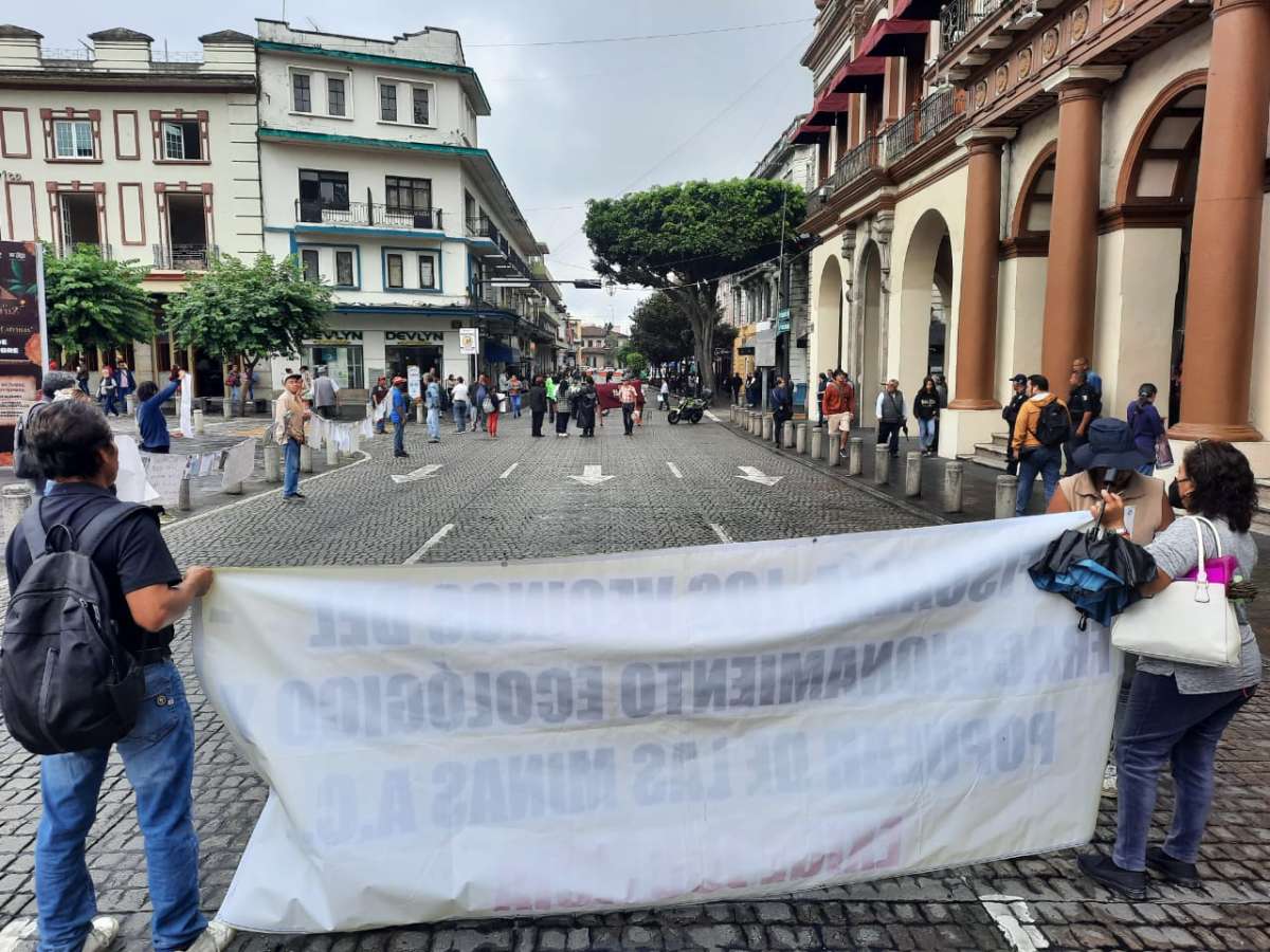 Colonos xalapeños bloquean la Avenida Enríquez, exigen a la FGE resuelva denuncia por despojo de sus predios  