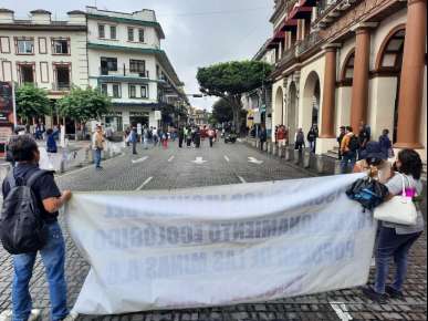 Colonos xalapeños bloquean la Avenida Enríquez, exigen a la FGE resuelva denuncia por despojo de sus predios  