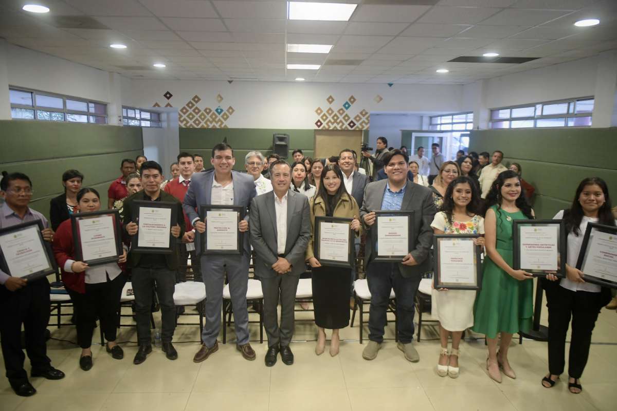 Gobernador distingue a jóvenes que trabajan por el bien común