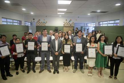 Gobernador distingue a jóvenes que trabajan por el bien común