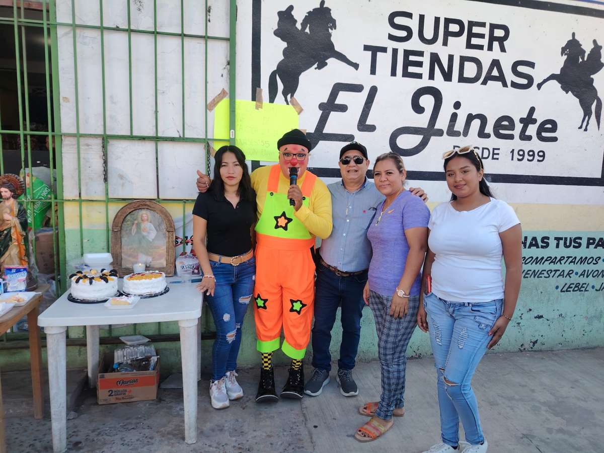 En el día de San Judas Tadeo, Pastel, Refresco y Obsequios de Súper Tiendas El Jinete Par sus Clientes