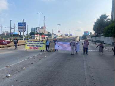 Por varias horas bloquean parcialmente la avenida Lázaro Cárdenas, ninguna autoridad los atiende  