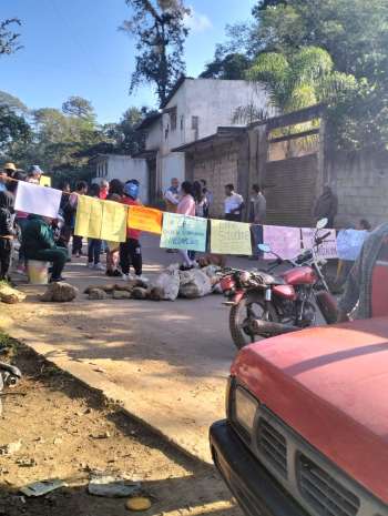 Por 5 horas, vecinos bloquearon acceso al relleno sanitario de Xalapa, exigen el servicio eléctrico a CFE  