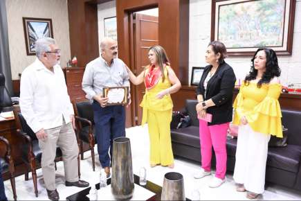 Recibe Ricardo Ahued reconocimiento de Damas de la CMIC