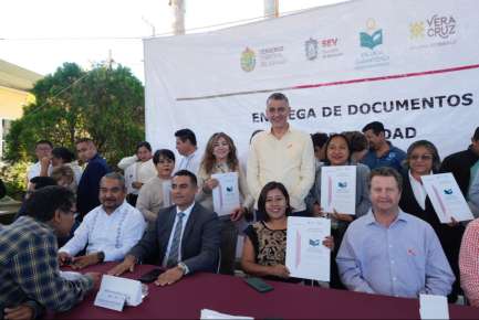 Entregan escrituras a 52 escuelas del programa “Escuela Garantizada, Escritura Garante”