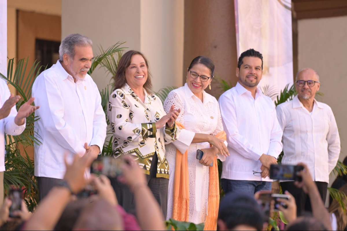 ROCÍO NAHLE APLAUDE RECORD DE BALLET FOLKLORICO DE LA UV