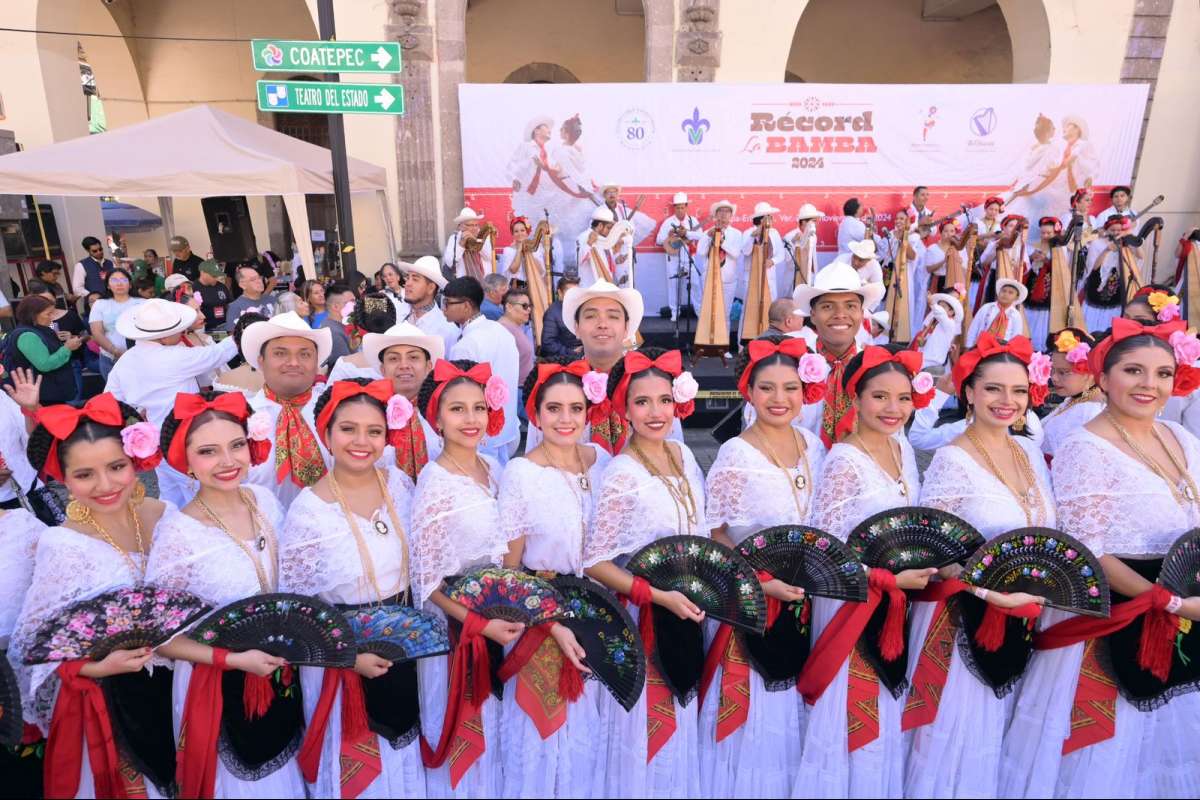 Se logra romper el récord de La Bamba en Xalapa, asisten 2 mil 700 participantes  