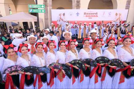 Se logra romper el récord de La Bamba en Xalapa, asisten 2 mil 700 participantes  