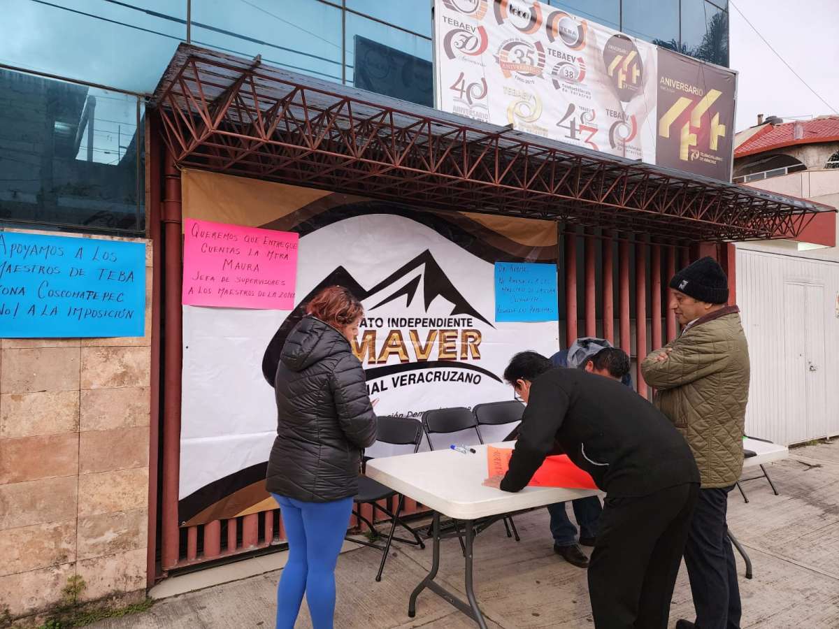Agremiados de SIMAVER toman oficinas de TEBAEV, acusan a su titular de no atender demandas de coordinadores de la zona de Coscomatepec
