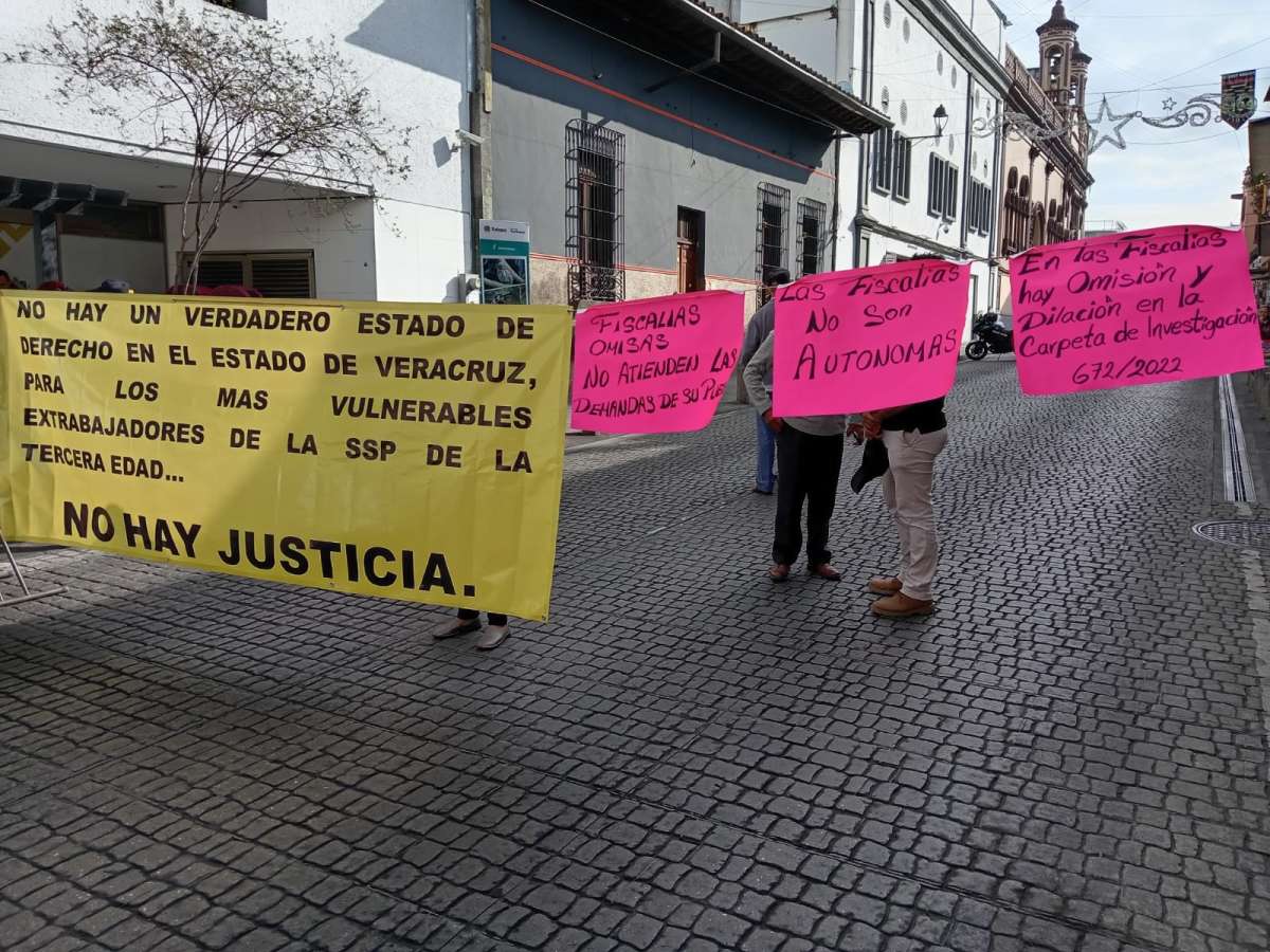 Protestan y bloquean el centro de Xalapa expolicías de la desaparecida Intermunicipal Poza Rica-Tihuatlán- Coatzintla