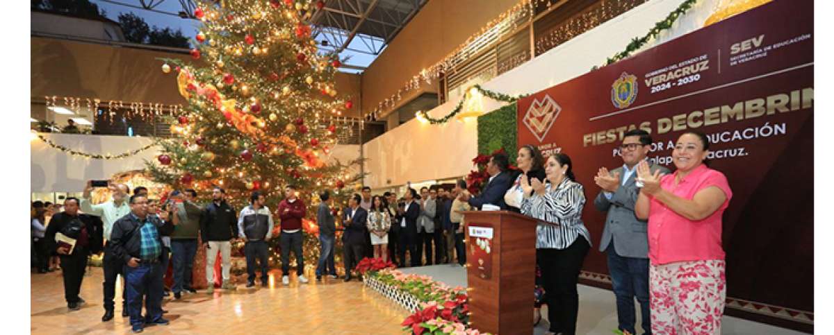 Secretaria de Educación enciende árbol de oficinas centrales