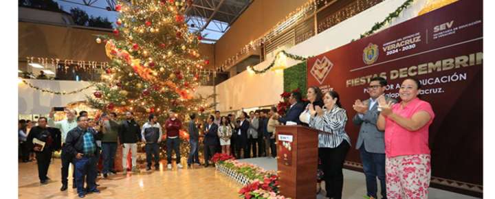 Secretaria de Educación enciende árbol de oficinas centrales