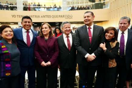 Rocío Nahle, presente en la toma de protesta del Gobernador de Puebla