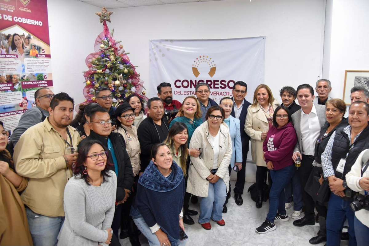 Realizan brindis navideño con periodistas que cubren la fuente legislativa   