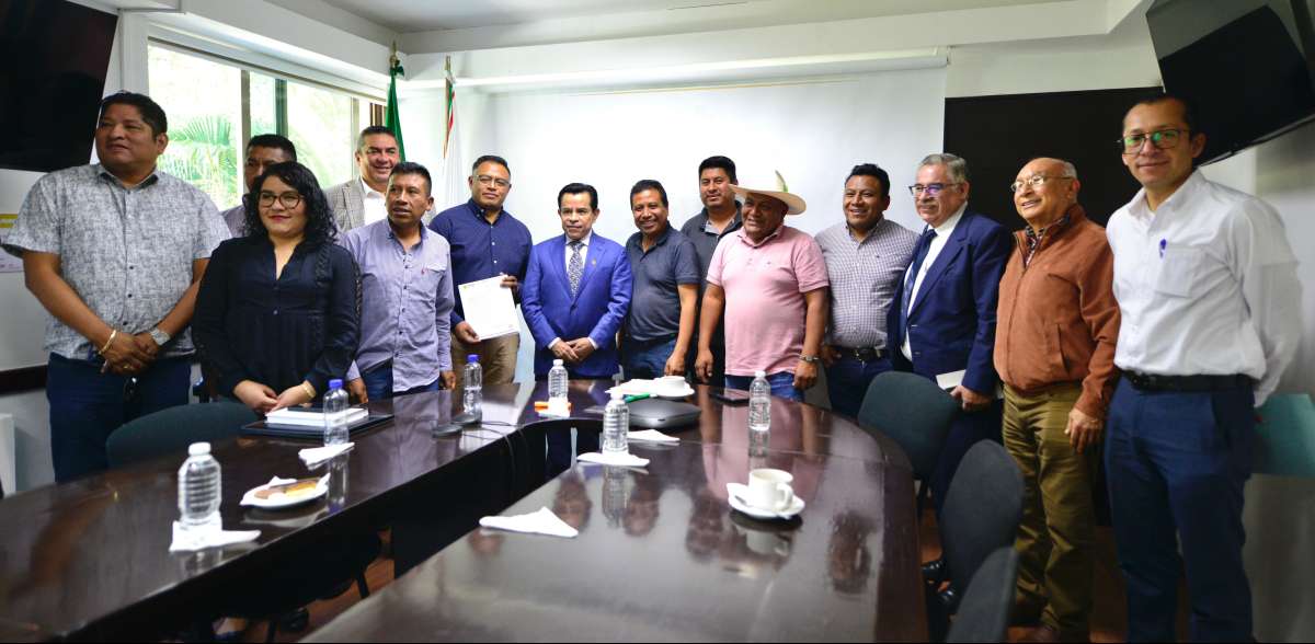 Entrega Secretaría de Salud licencias sanitarias para panteones en Soledad Atzompa   