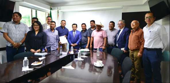 Entrega Secretaría de Salud licencias sanitarias para panteones en Soledad Atzompa   