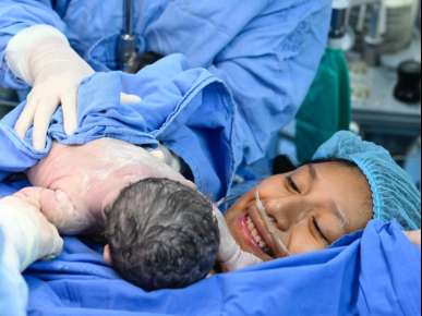 Dos bebés, niña y niño, nacen en los primeros minutos del 2025