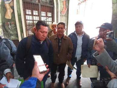 Agentes municipales de Hueyapan de Ocampo y Catemaco exigen la pavimentación de carretera