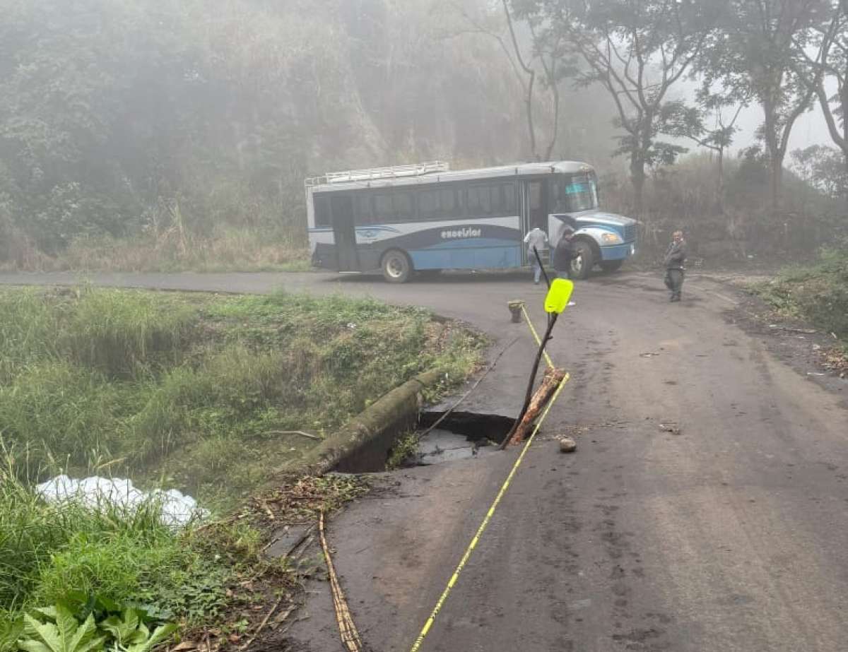 Puente La Zopilera en Coatepec a punto de colapsar, presenta un enorme socavón que pone en riesgo a quienes transitan por él