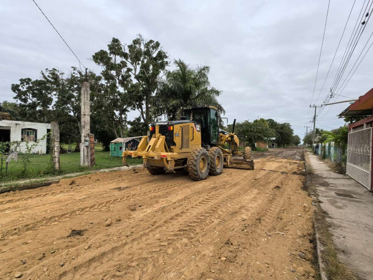 Gobierno municipal rehabilita calles de Calentadores en Pánuco 