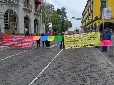 Expolicías de la desaparecida Intermunicipal Poza Rica-Tihuatlán-Coatzintla bloquean el centro de Xalapa, al negarles audiencia con la Gobernadora