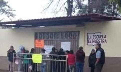Padres de familia toman Secundaria General de Huatusco, exigen la asignación de dos maestros