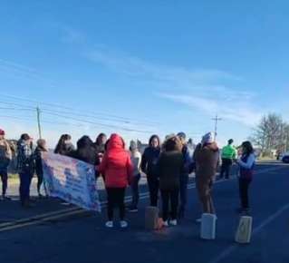 Padres de familia de Jardín de Niños de Perote bloquean carretera 140, exigen a la SEV asignación de maestros definitivos