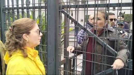 Escucha la Diputada Bertha Ahued Malpica a integrantes del Colectivo Solecito que se manifestaron en contra de la Fiscal Verónica Hernández Giadáns.