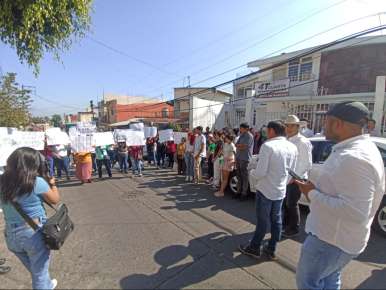 Morenistas de Jilotepec se manifiestan en sede del Partido, su dirigente despacha en otro edificio