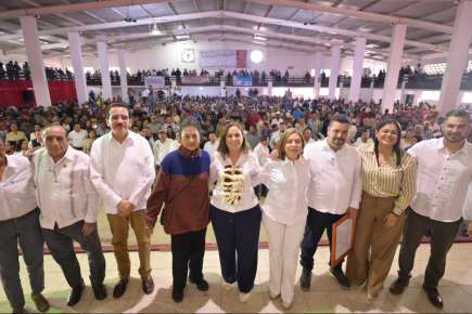 Rocío Nahle entrega permisos de pesca en la Laguna de Tamiahua