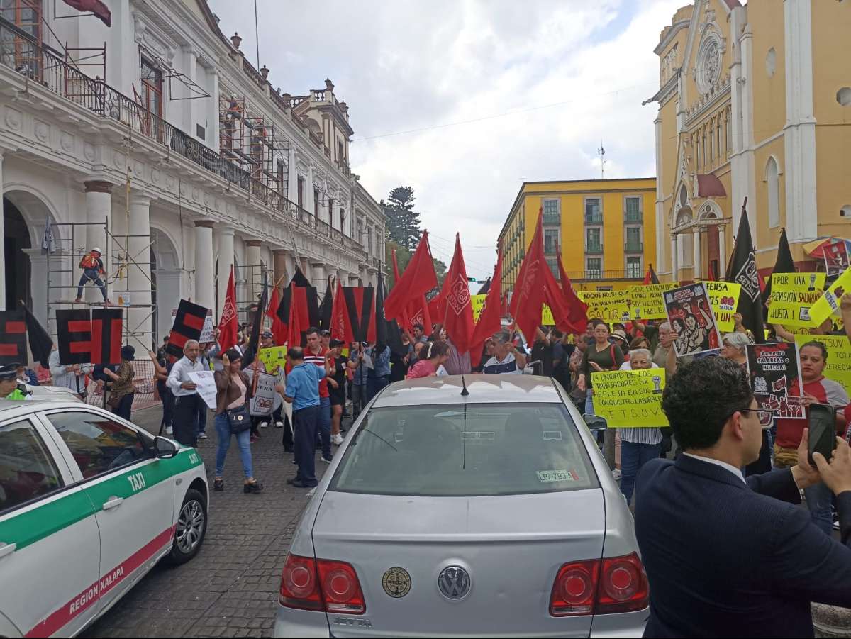 Con bloqueos intermitentes en la Avenida Juan de la Luz Enríquez, agremiados del SETSUV demandan 20% de incremento salarial