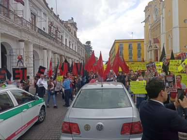 Con bloqueos intermitentes en la Avenida Juan de la Luz Enríquez, agremiados del SETSUV demandan 20% de incremento salarial