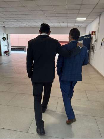 Abraza el Verde a Alejandro Zairick por Orizaba