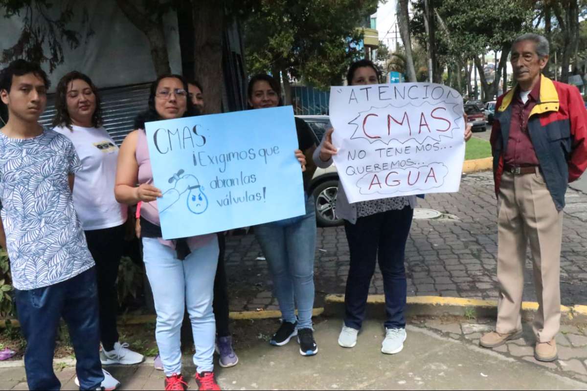 Se manifiestan vecinos de la Obrero Campesina de Xalapa, denuncian desabasto de agua potable desde hace 15 días.