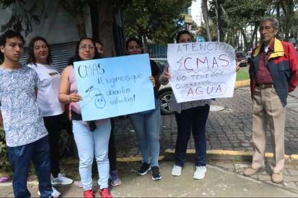 Se manifiestan vecinos de la Obrero Campesina de Xalapa, denuncian desabasto de agua potable desde hace 15 días.