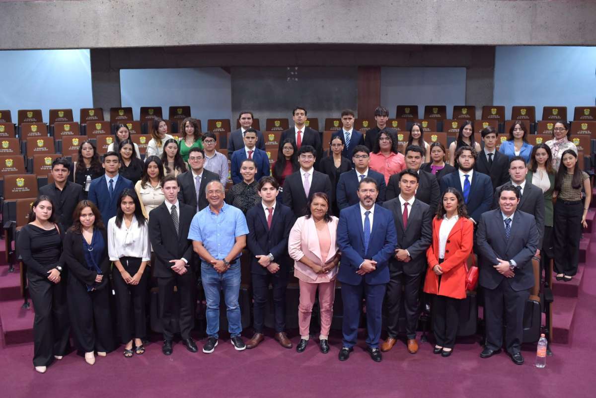 Atiende presidente de la Jucopo a estudiantes de Derecho