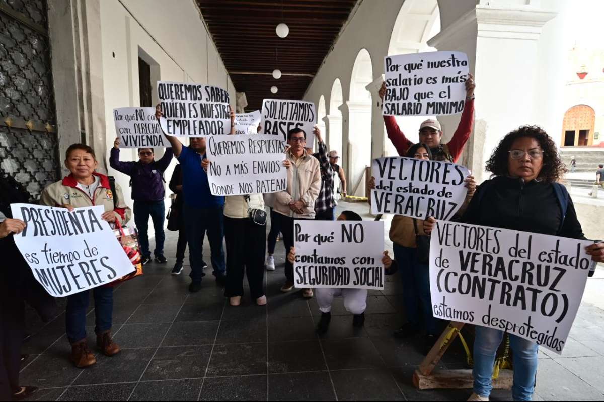 Empleados de vectores de la Secretaría de Salud se manifiestan en palacio de gobierno, exigen ser basificados