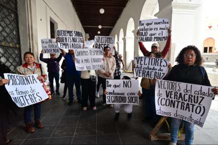 Empleados de vectores de la Secretaría de Salud se manifiestan en palacio de gobierno, exigen ser basificados