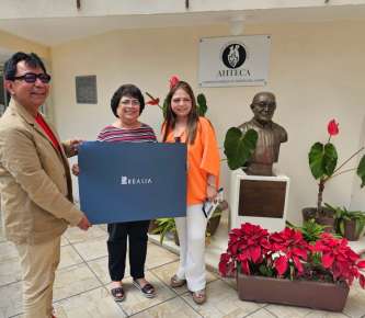 Entrega de Donativo, Producto de la Subasta AHTECA por parte de la Galería-Museo Realia
