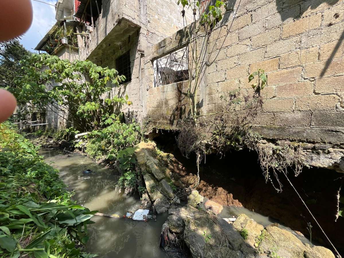 En riesgo se encuentran vecinos de la calle ampliación José Macisidor en Xalapa por socavón provocado por aguas negras