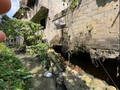 En riesgo se encuentran vecinos de la calle ampliación José Macisidor en Xalapa por socavón provocado por aguas negras