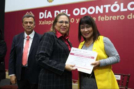 Reconoce Salud a odontólogos veracruzanos por décadas de servicio