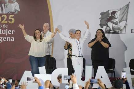 Estamos visibilizadas y acompañadas: Rocío Nahle al recibir a Claudia Sheinbaum
