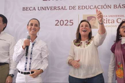 Claudia Sheinbaum y Rocío Nahle entregan tarjetas de la beca Rita Cetina   