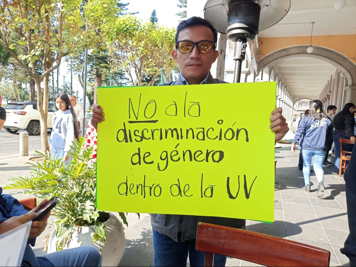 Empleado de Medios Audiovisuales de la UV denuncia discriminación y homofobia de su superior inmediato